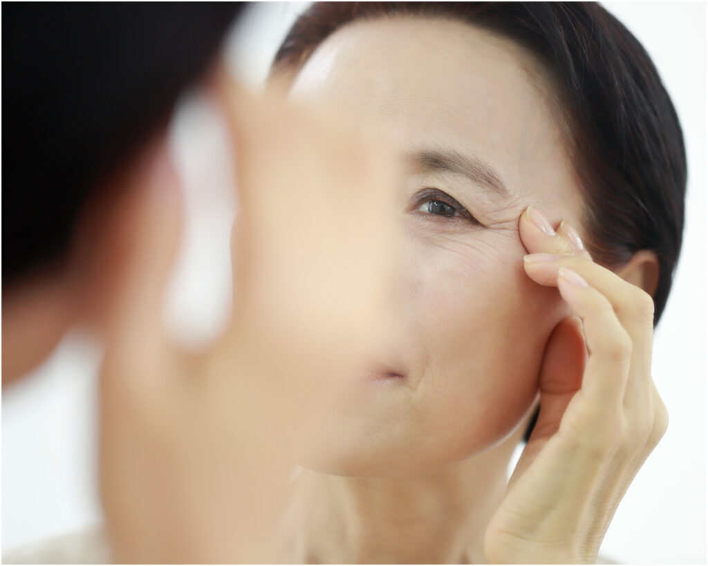 갱년기에 노화가 온 여성 사진 